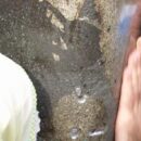 De beschadiging aan de Yemeni hoek van de Kaaba.