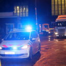 Geheime operatie: zwaar beveiligde politie-inval in loods met Iraanse vrachtwagen.