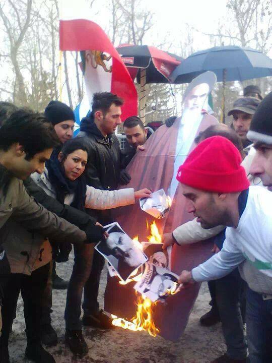 In Stockholm, Zweden, keren normale burgers zich tegen de dictatuur van de Iraanse overheid met aan het hoofd: pedofiel Khomeini.